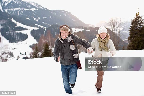 Casal Correr Ao Ar Livre Na Neve - Fotografias de stock e mais imagens de Inverno - Inverno, Neve, Férias