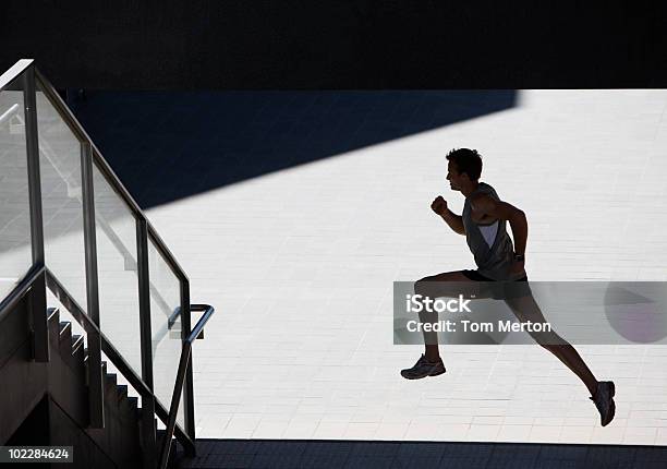 Hombre Corriendo Hacia Urban Escalera Foto de stock y más banco de imágenes de Correr - Correr, Hombres, 25-29 años