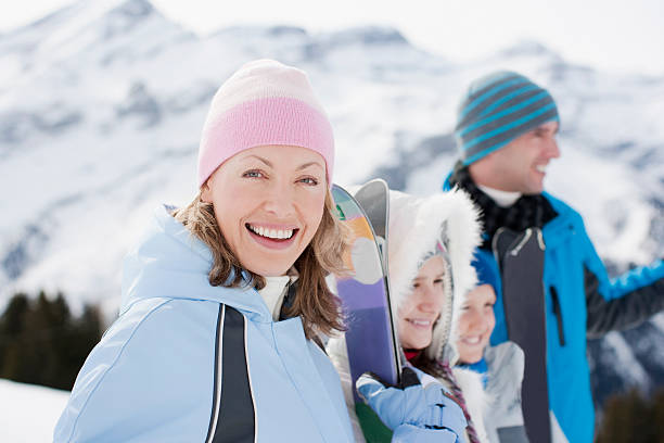 familia pie en la cima de la montaña - skiing snow couple mountain fotografías e imágenes de stock