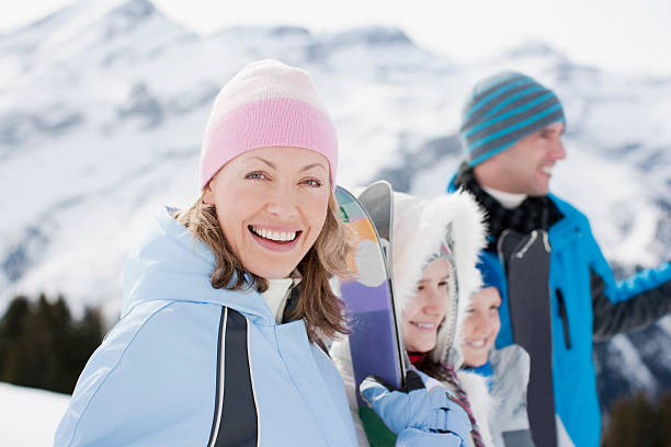 семья стоя на горы топ - skiing winter women snow стоковые фото и изображения