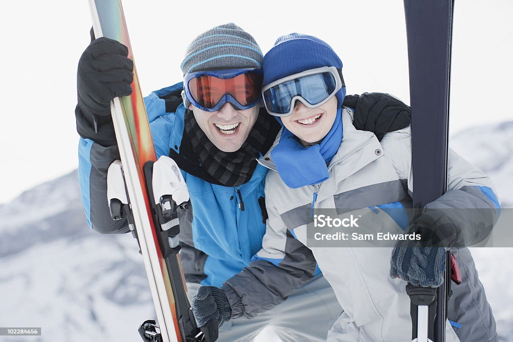 Vater und Sohn, die Skier - Lizenzfrei Ski Stock-Foto