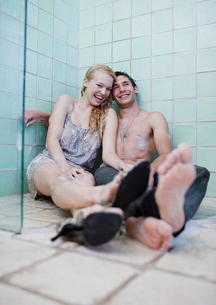 tenue de couple assis dans la douche - shower portrait male beauty chest photos et images de collection
