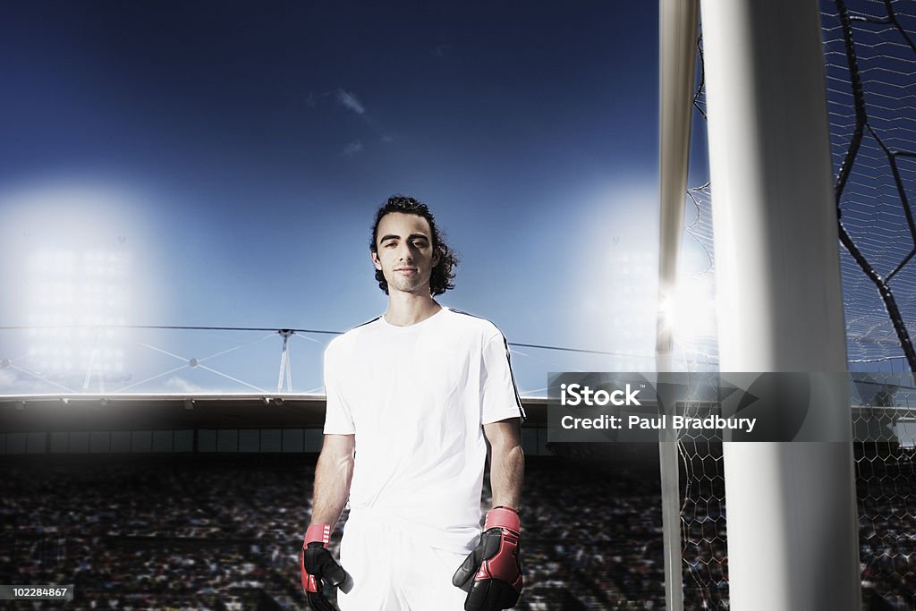 Portero de fútbol de pie por net - Foto de stock de Fútbol libre de derechos