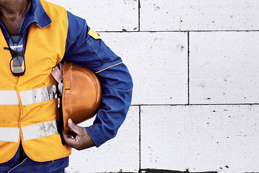 Trabajador de la construcción con alta visibilidad seguridad chaqueta y casco photo