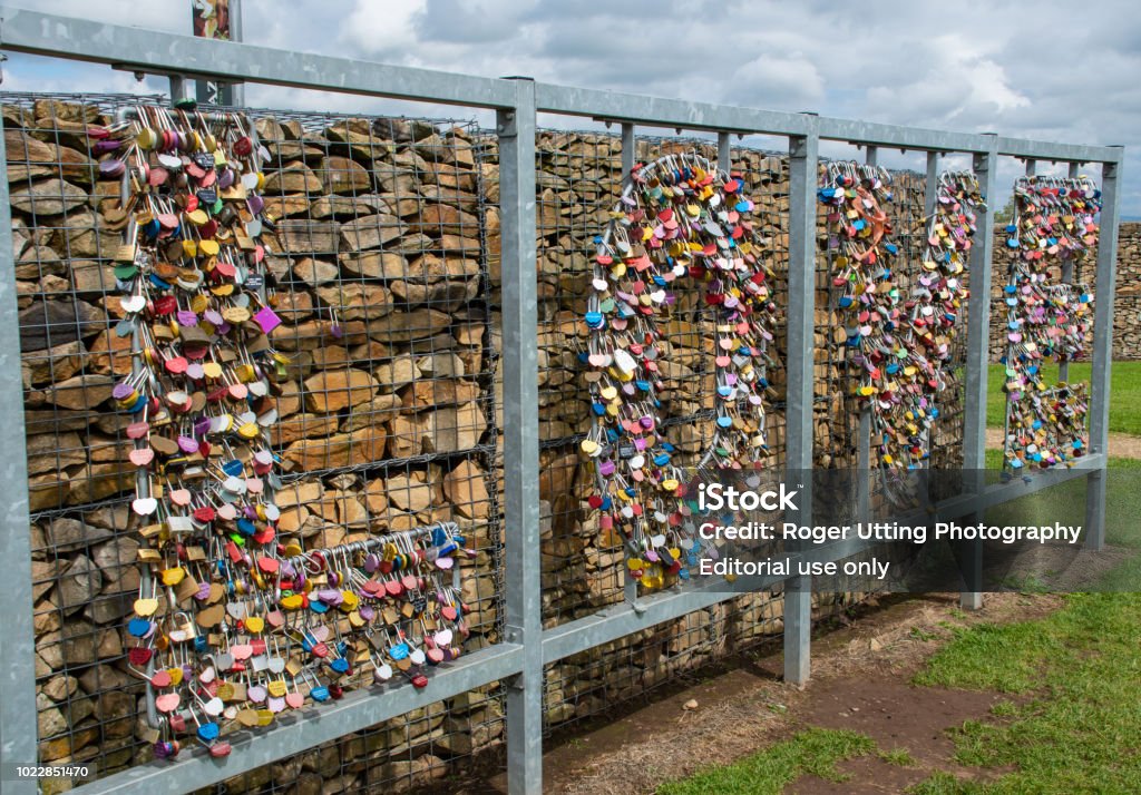 收藏了愛鎖-掛鎖與個人資訊在他們, 被塑造入詞愛在著名鐵匠婚禮地點附近 - 免版稅格雷特納格林圖庫照片