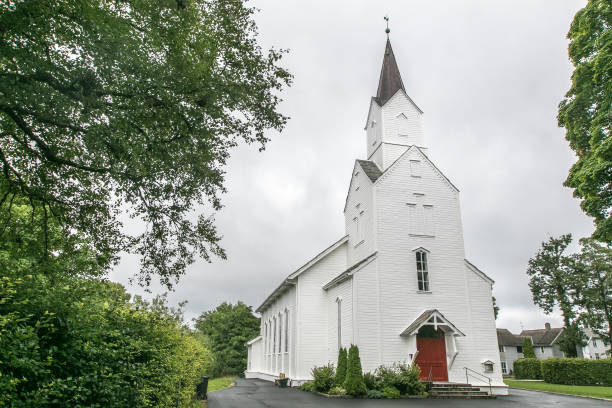 kościół norweski - scandinavian church front view norway zdjęcia i obrazy z banku zdjęć