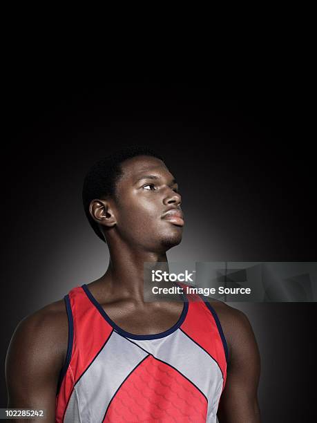 Porträt Von Eine Männliche Sportler Stockfoto und mehr Bilder von Männer - Männer, Schwarzer Hintergrund, Wegsehen