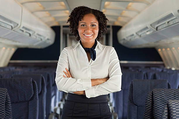 assistente di volo su aeroplano - cabin crew foto e immagini stock