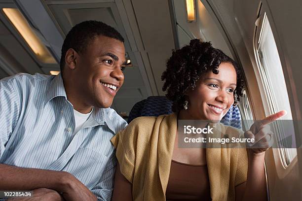 Couple On An Airplane 비행기에 대한 스톡 사진 및 기타 이미지 - 비행기, 창문, 창문 너머로 봄