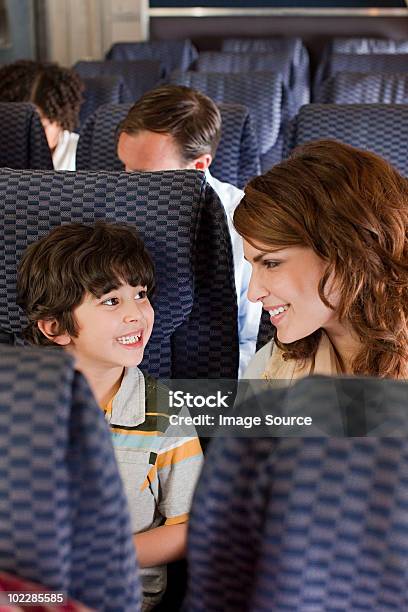 Mutter Und Sohn Auf Flugzeug Stockfoto und mehr Bilder von Flugzeug - Flugzeug, Jungen, Mutter