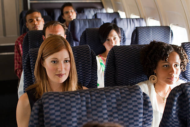 passagers sur un avion - airplane passenger indoors inside of photos et images de collection