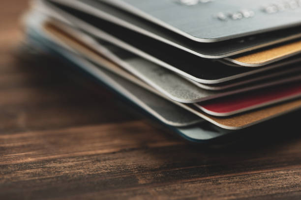 pile de cartes de crédit multicolore close-up - credit card photography stack finance photos et images de collection