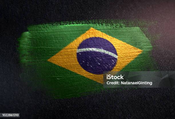 Bandera De Brasil De Cepillo Metálico Pintura En Pared Dark Grunge Foto de stock y más banco de imágenes de Brasil