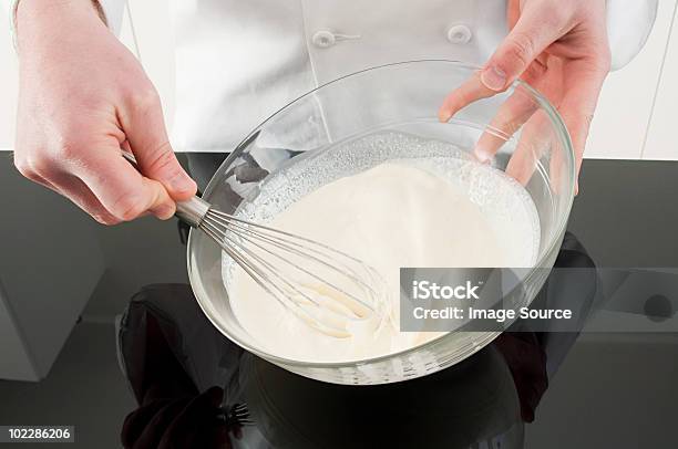 Foto de Chefs Trabalhando Na Cozinha Comercial e mais fotos de stock de 35-39 Anos - 35-39 Anos, Adulto, Adulto de idade mediana