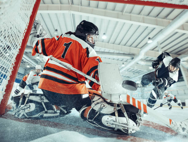eishockey sport spielerinnen in aktion, bewegung, bewegung. sport comptetition konzeptes, mädchen auf training oder spiel in der arena - winter sport team sport hockey puck sport stock-fotos und bilder