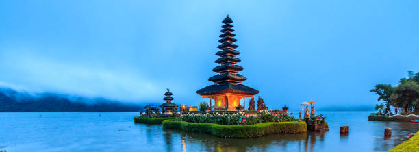 marco de bali chamado templo ulun danu de manhã no meio do lago beratan onde localizados em bali, indonésia - lake bratan area - fotografias e filmes do acervo