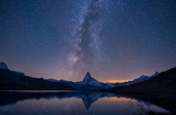 cervin, une voie lactée et une réflexion près du lac dans la nuit, suisse - switzerland lake mountain landscape photos et images de collection