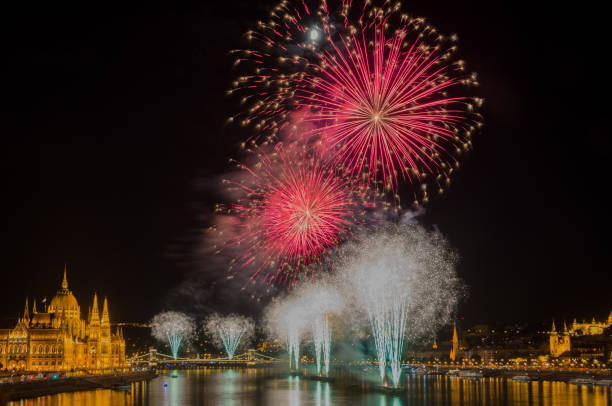 firework in budapest - budapest parliament building chain bridge night imagens e fotografias de stock