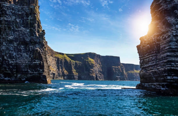 le scogliere di moher, pila di mare di branaunmore - cliffs of moher cliff republic of ireland sea foto e immagini stock