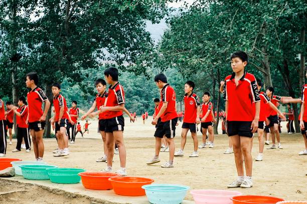 punzonando l'acqua dai secchi nei vecchi terreni di fama mondiale che è stata la base per molti film - shaolin warrior monk foto e immagini stock