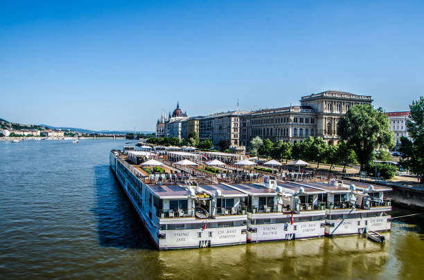 les navires de croisière viking amarré le long du danube à budapest, en hongrie. - budapest danube river cruise hungary photos et images de collection