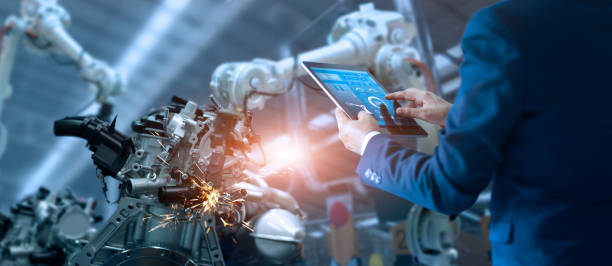 エンジニア リング マネージャーのチェック、リアルタイム監視システム ソフトウェアでインテリジェントな産業工場の自動化ロボットの腕機械を制御します。溶接ロボット、デジタル製造� - manufacturing industry welding engineering ストックフォトと画像