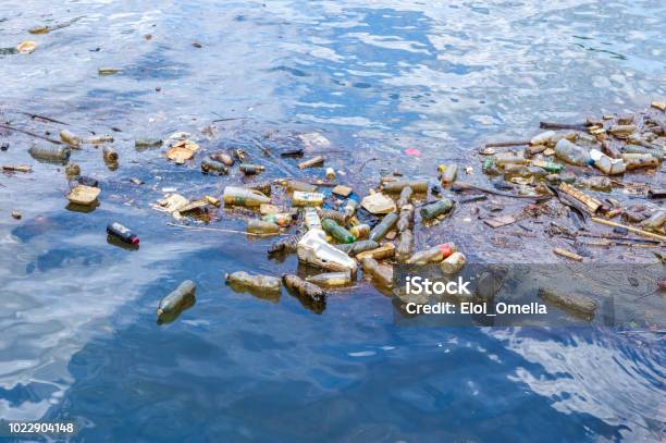 Rifiuti Di Plastica Che Galleggiano Nelloceano - Fotografie stock e altre immagini di Mare - Mare, Plastica, Inquinamento