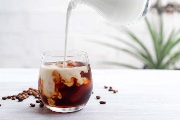 холодный кофе с молоком - latté glass coffee milk стоковые фото и изображения