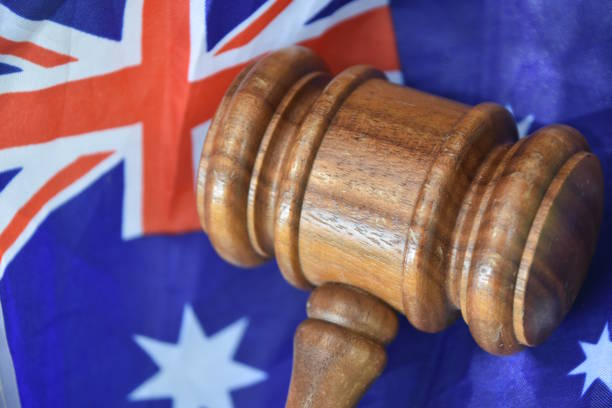 cour en australie - gavel flag law american culture photos et images de collection