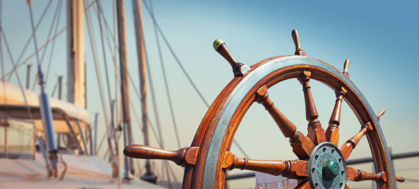 timón de madera en el yate - helm nautical vessel sailing ship sailing fotografías e imágenes de stock