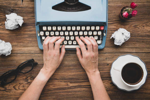 mulher escrevendo sobre uma velha máquina de escrever - typewriter keyboard typewriter retro revival old fashioned - fotografias e filmes do acervo