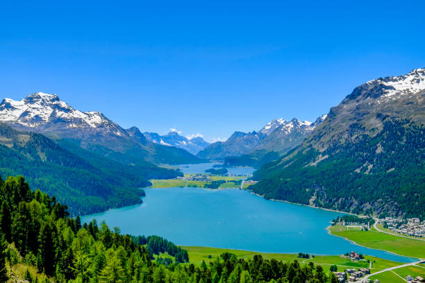 sils y silvaplana lagos visto desde arriba, valle de la alta engadina (graubünden, suiza) - silvaplanersee fotografías e imágenes de stock