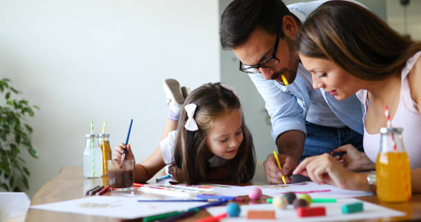istock Mom and dad drawing with their daughter 1022985484