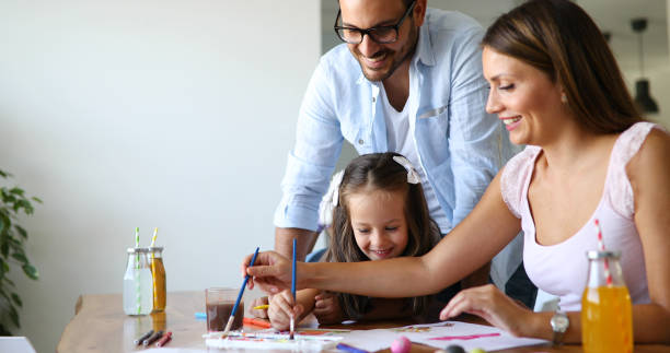 istock Mom and dad drawing with their daughter 1022985488