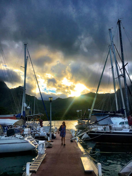 por do sol do marina vai'are - french polynesia pier lagoon nautical vessel - fotografias e filmes do acervo