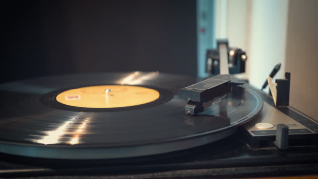 Spinning on Turntable,Dolly shot
