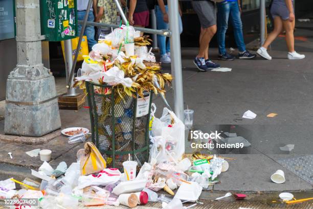 Un Bidone Della Spazzatura Straripante Per Le Strade Di Manhattan New York - Fotografie stock e altre immagini di New York - Città