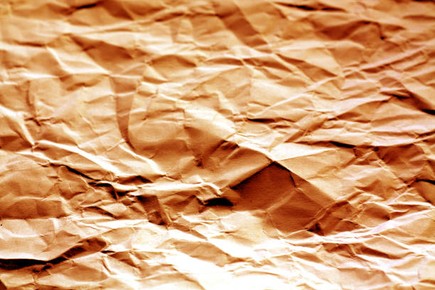 zerknittertes blatt papier mit unschärfe-effekt im orangefarbenen ton. - 11822 stock-fotos und bilder