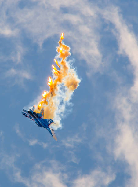 combattant d’avion militaire exécute la manœuvre - airplane stunt yellow flying photos et images de collection