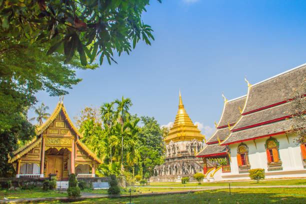 bella chiesa e chedi dorati in stile lanna sostenuti da file di contrafforti a forma di elefante a wat chiang man, il tempio più antico di chiang mai, in thailandia, costruito nel 1296 dal re mengrai del regno di lanna. - wat chiang man foto e immagini stock