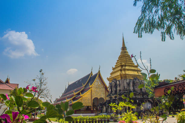 bella chiesa e chedi dorati in stile lanna sostenuti da file di contrafforti a forma di elefante a wat chiang man, il tempio più antico di chiang mai, in thailandia, costruito nel 1296 dal re mengrai del regno di lanna. - wat chiang man foto e immagini stock