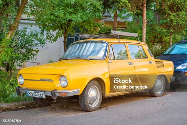 Gula Skoda 100 Gammal Bil-foton och fler bilder på Nummer 100 - Nummer 100, Škoda, Bil