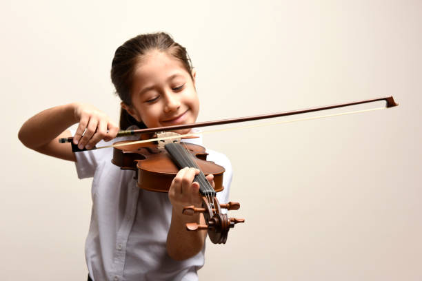 violine und mädchen - musikinstrument fotos stock-fotos und bilder