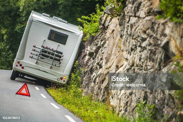 Photo libre de droit de Rv Camper Van Accident banque d'images et plus d'images libres de droit de Camping-car - Camping-car, Accident de transport, Voiture