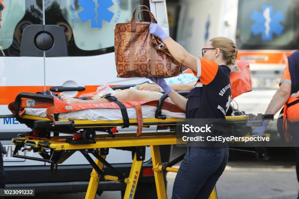 Paramedis Dari Ambulans Mengangkut Pasien Di Tandu Foto Stok - Unduh Gambar Sekarang - Mengevakuasi - Berita, Ambulans, Bantuan - Konsep