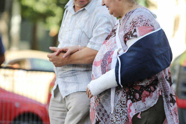 personnes âgées couple marchant - invalid photos et images de collection