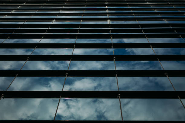 reflexo do céu nas janelas do edifício - reflection glass surrounding wall urban scene - fotografias e filmes do acervo