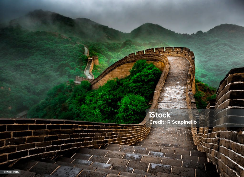 La section grand mur Badaling avec des nuages et de brouillard, Beijing, Chine - Photo de Destination de voyage libre de droits