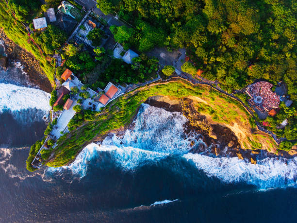 vista aerea del tempio di uluwatu al tramonto - bali temple landscape seascape foto e immagini stock