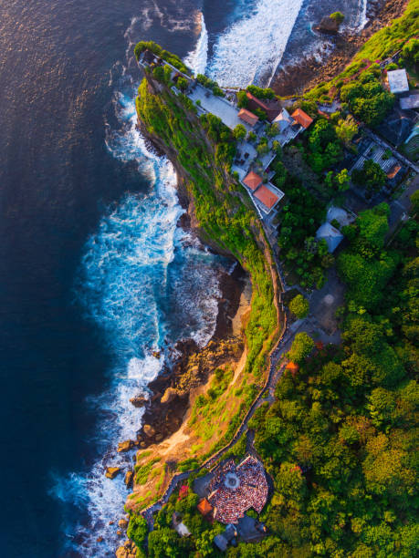 vista aerea del tempio di uluwatu al tramonto - bali temple landscape seascape foto e immagini stock